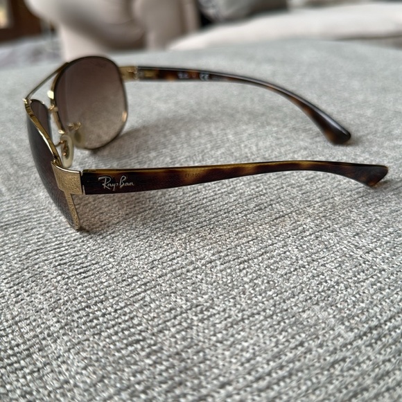 Like new Women’s Ray-Ban Aviator style sunglasses - Picture 4 of 16